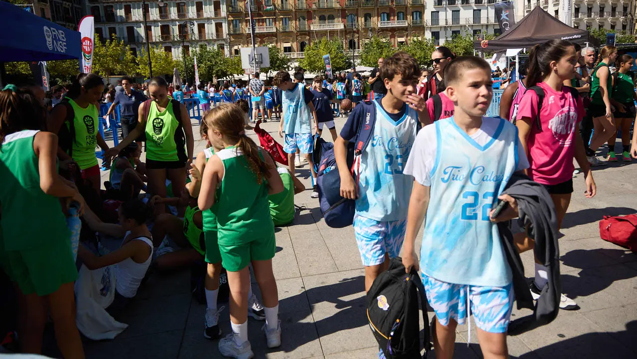 Circuito 3x3 CaixaBank de baloncesto en la Plaza del Castillo de Pamplona. IÑIGO ALZUGARAY
