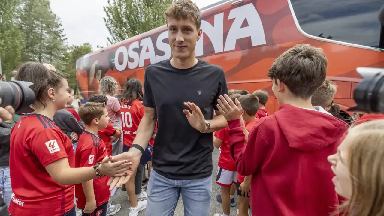 Los jugadores de Osasuna realizan la tradicional ofrenda a San Francisco de Javier. OSASUNA