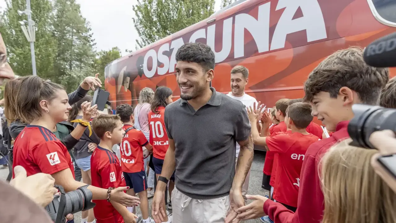 Los jugadores de Osasuna realizan la tradicional ofrenda a San Francisco de Javier. OSASUNA