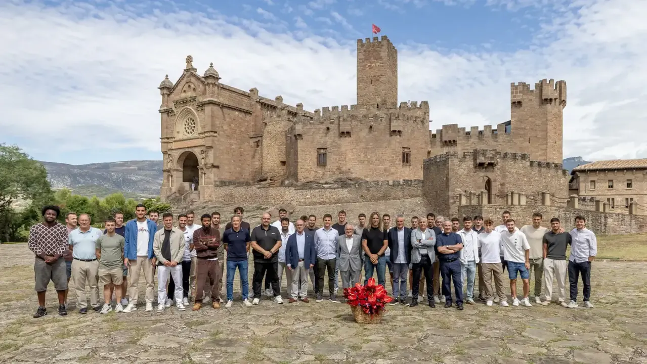 Los jugadores de Osasuna realizan la tradicional ofrenda a San Francisco de Javier. OSASUNA