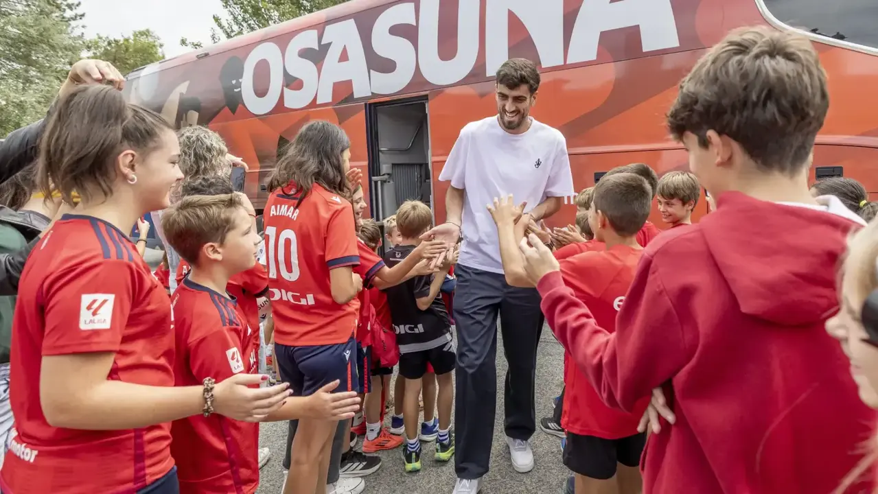 Los jugadores de Osasuna realizan la tradicional ofrenda a San Francisco de Javier. OSASUNA