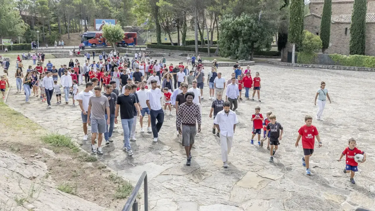 Los jugadores de Osasuna realizan la tradicional ofrenda a San Francisco de Javier. OSASUNA