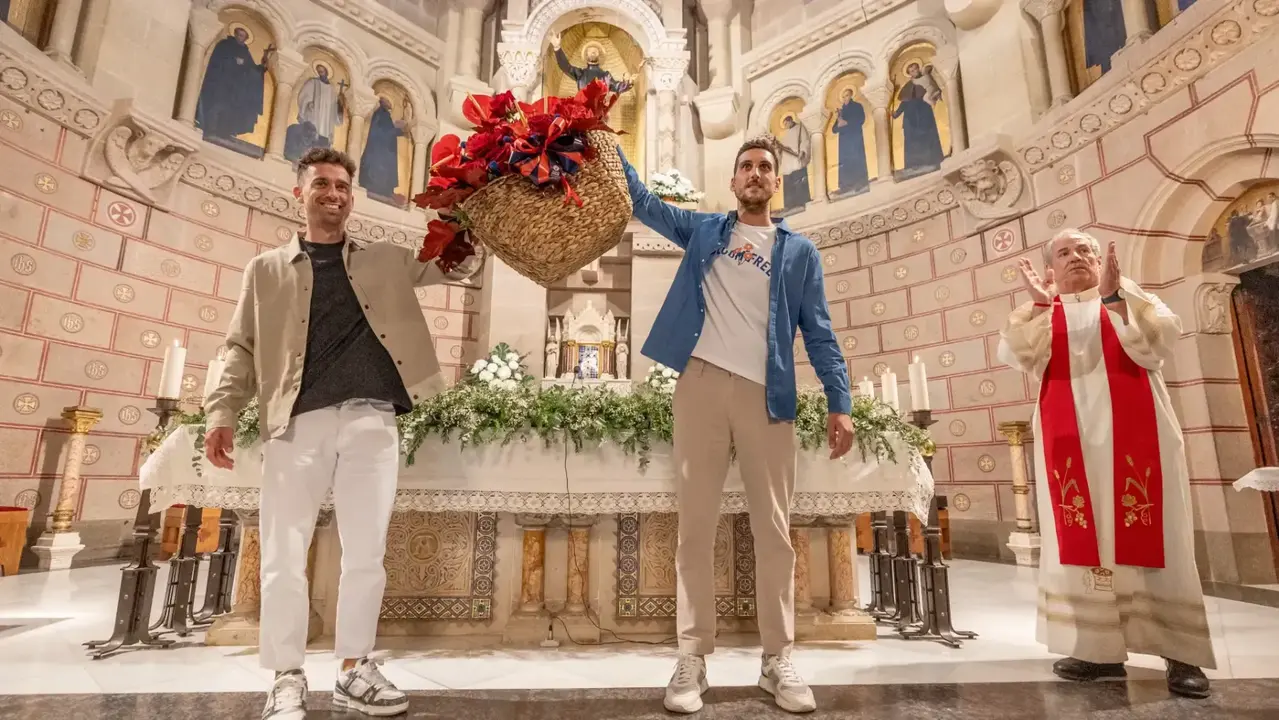 Los jugadores de Osasuna realizan la tradicional ofrenda a San Francisco de Javier. OSASUNA