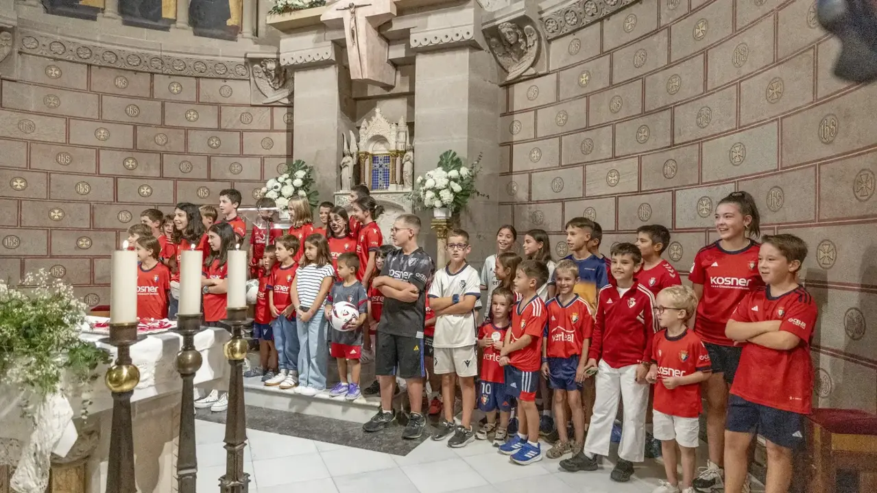 Los jugadores de Osasuna realizan la tradicional ofrenda a San Francisco de Javier. OSASUNA