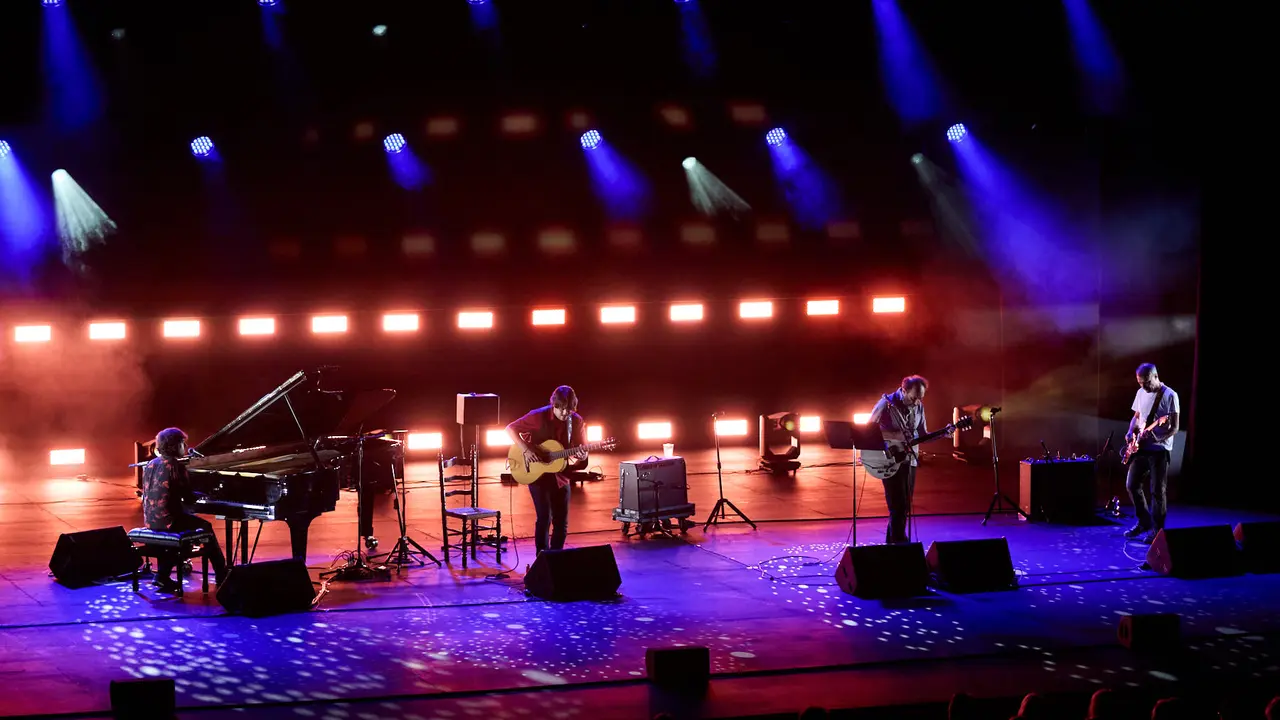 Concierto Esencial de Los Planetas en el auditorio Baluarte de Pamplona durante de la XII edición del festival Flamenco On Fire. IÑIGO ALZUGARAY