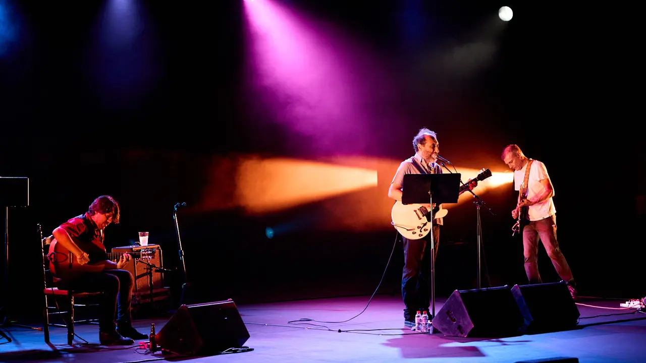 Concierto Esencial de Los Planetas en el auditorio Baluarte de Pamplona durante de la XII edición del festival Flamenco On Fire. IÑIGO ALZUGARAY