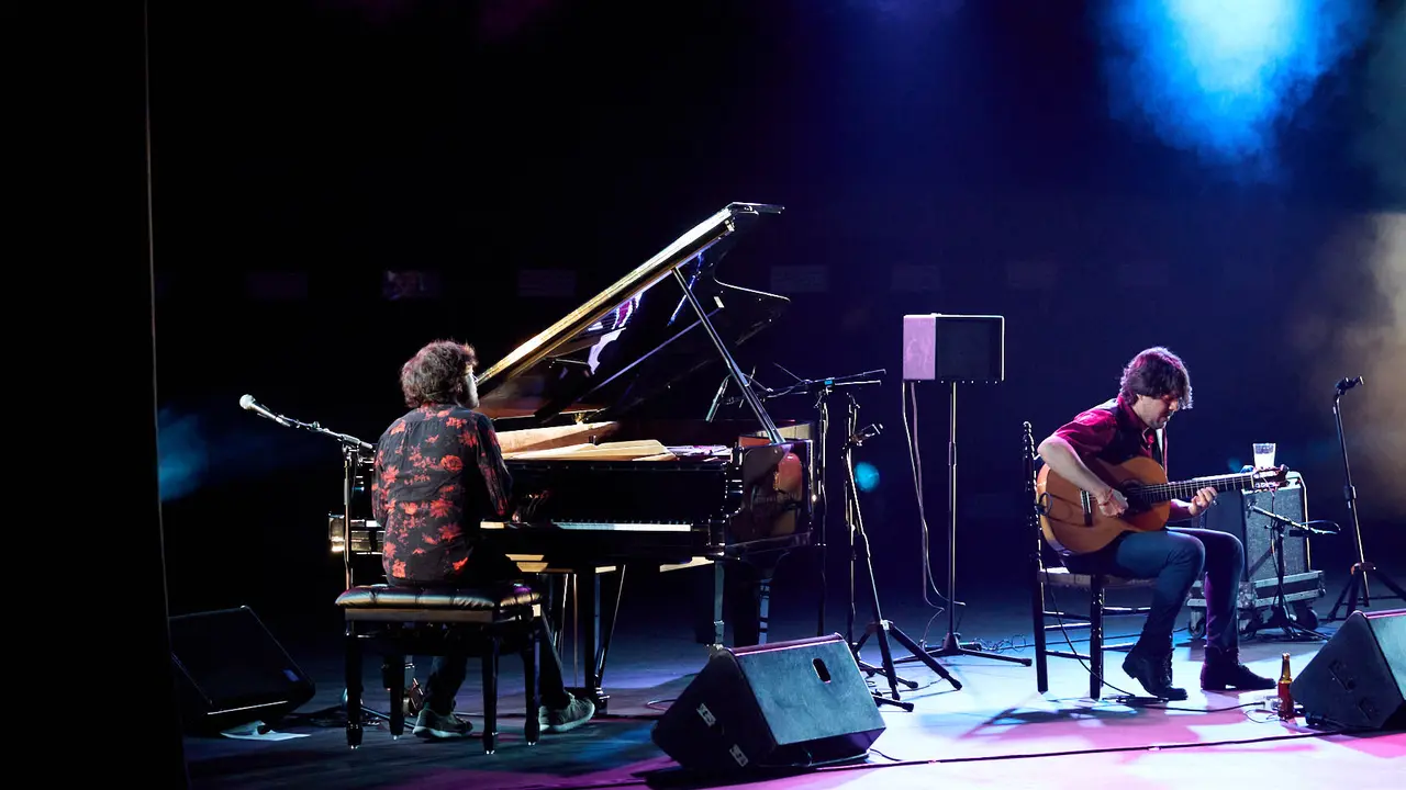 Concierto Esencial de Los Planetas en el auditorio Baluarte de Pamplona durante de la XII edición del festival Flamenco On Fire. IÑIGO ALZUGARAY