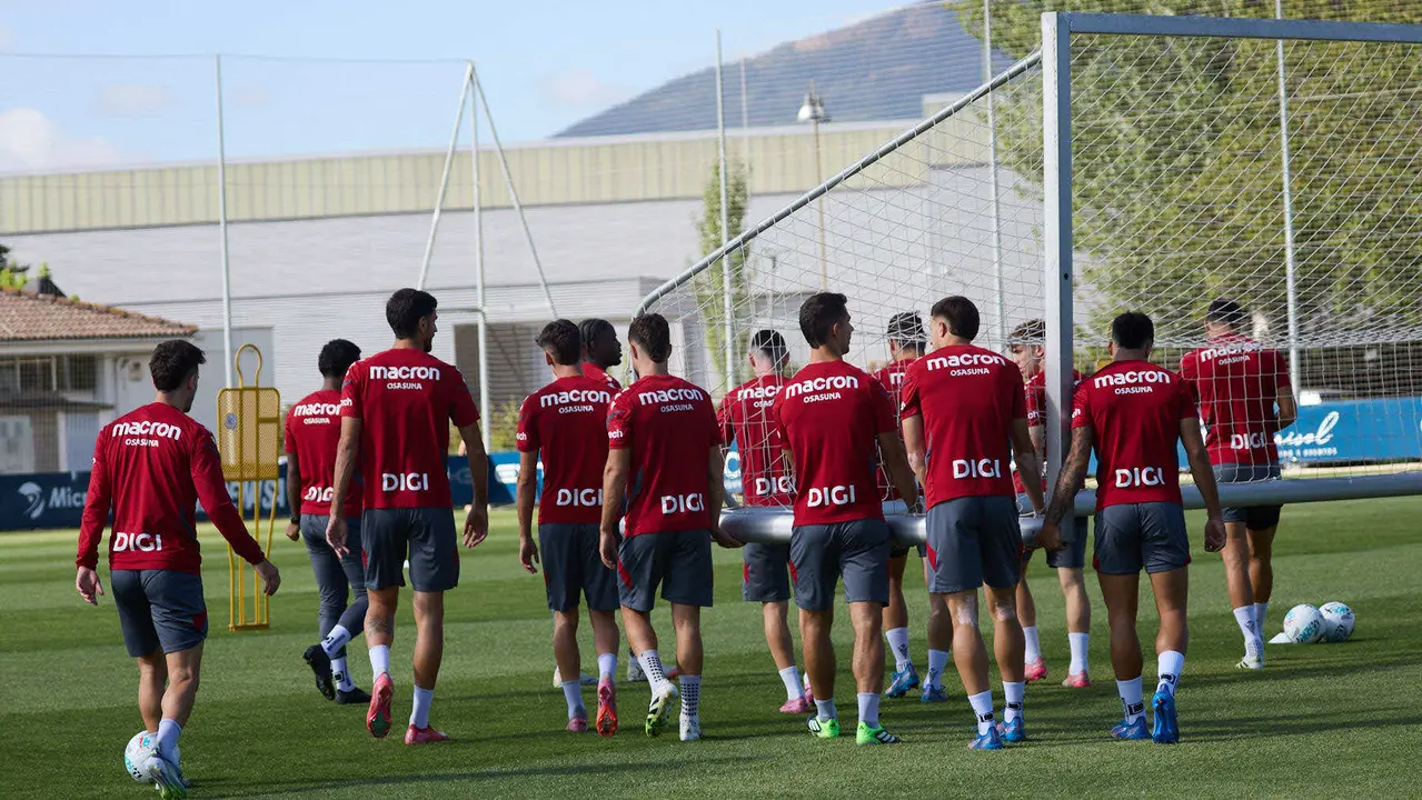 Entrenamiento de Osasuna en las instalaciones de Tajonar. IÑIGO ALZUGARAY