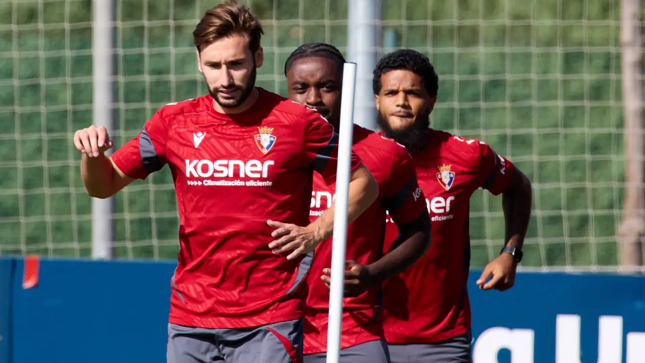 Entrenamiento de Osasuna en las instalaciones de Tajonar. IÑIGO ALZUGARAY