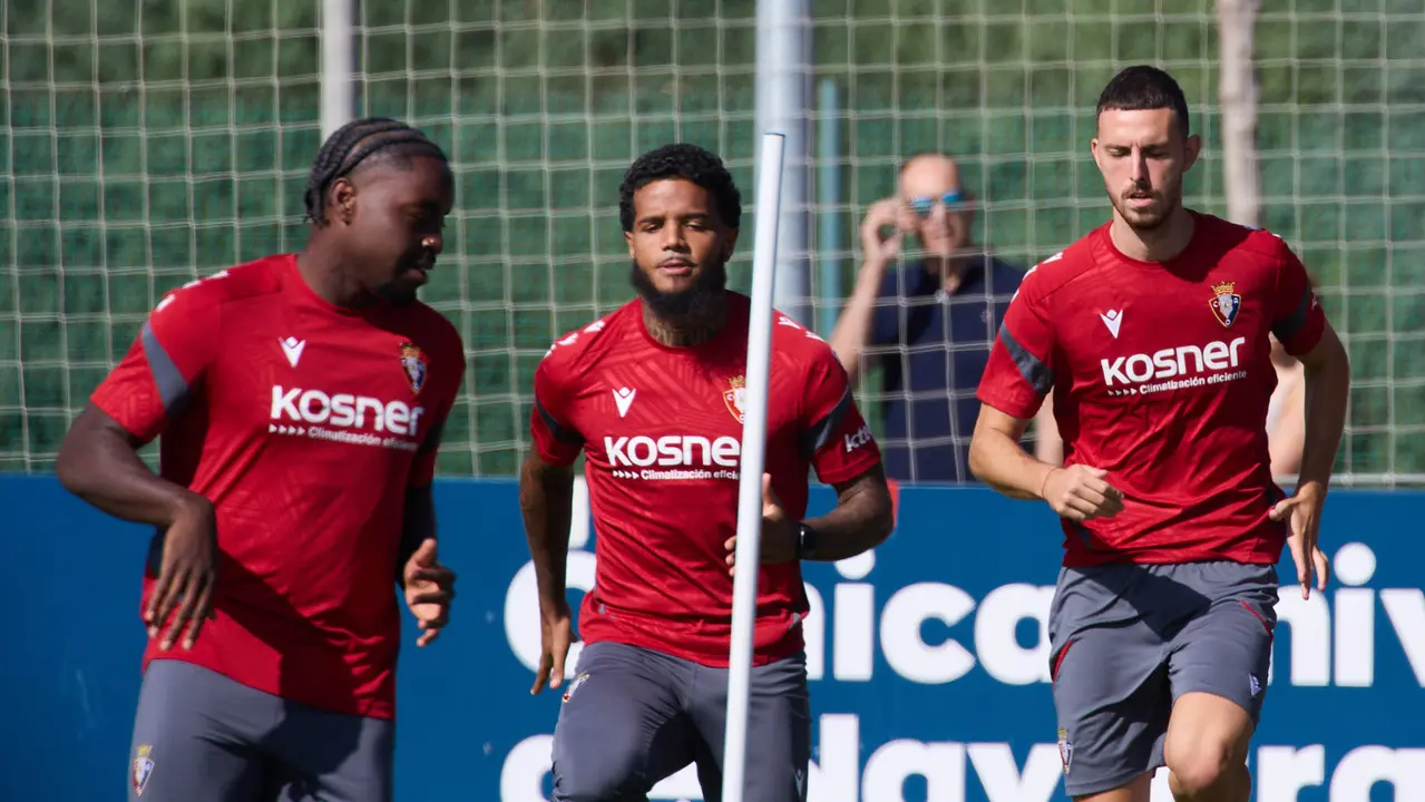 Entrenamiento de Osasuna en las instalaciones de Tajonar. IÑIGO ALZUGARAY