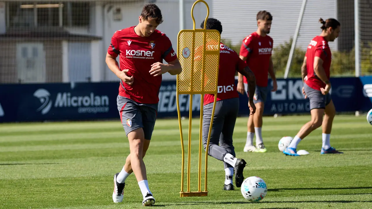 Entrenamiento de Osasuna en las instalaciones de Tajonar. IÑIGO ALZUGARAY