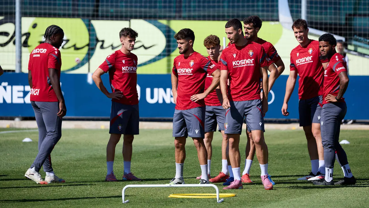 Entrenamiento de Osasuna en las instalaciones de Tajonar. IÑIGO ALZUGARAY