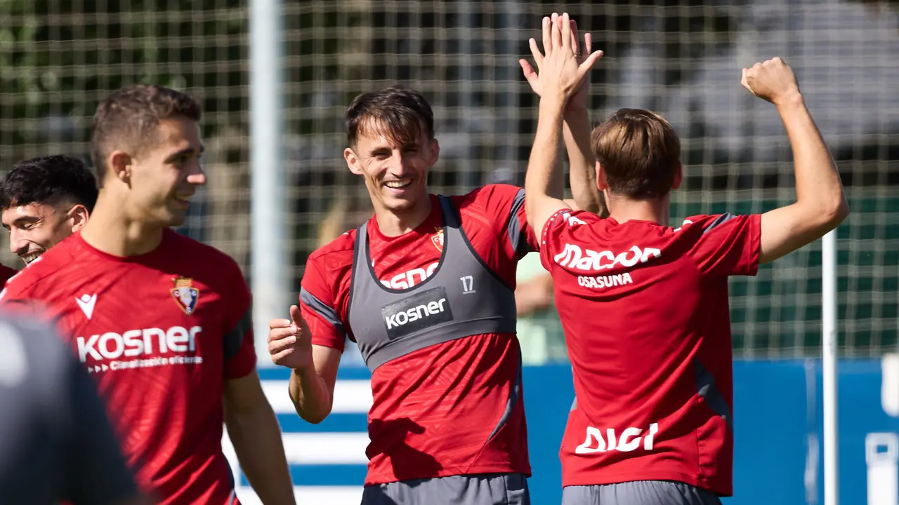 Entrenamiento de Osasuna en las instalaciones de Tajonar. IÑIGO ALZUGARAY