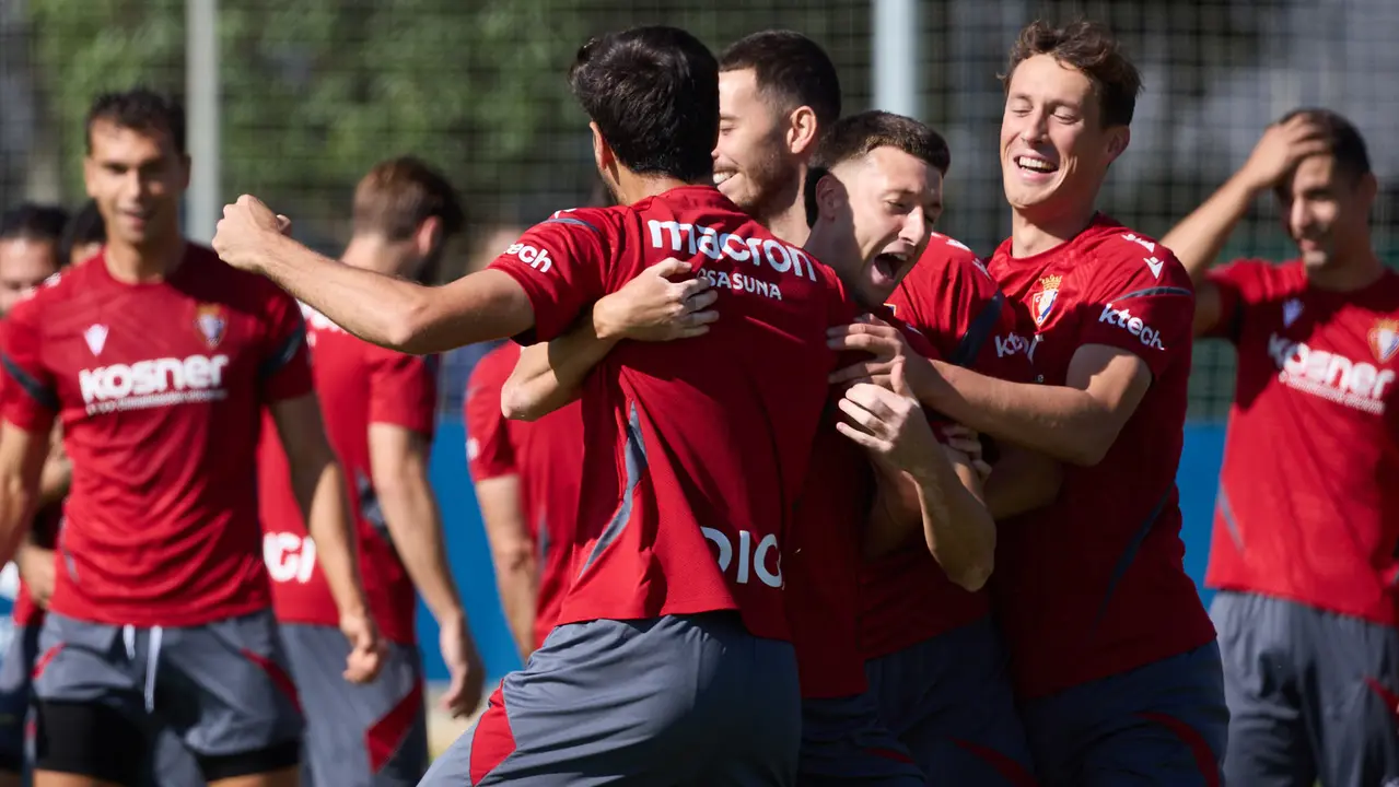 Entrenamiento de Osasuna en las instalaciones de Tajonar. IÑIGO ALZUGARAY