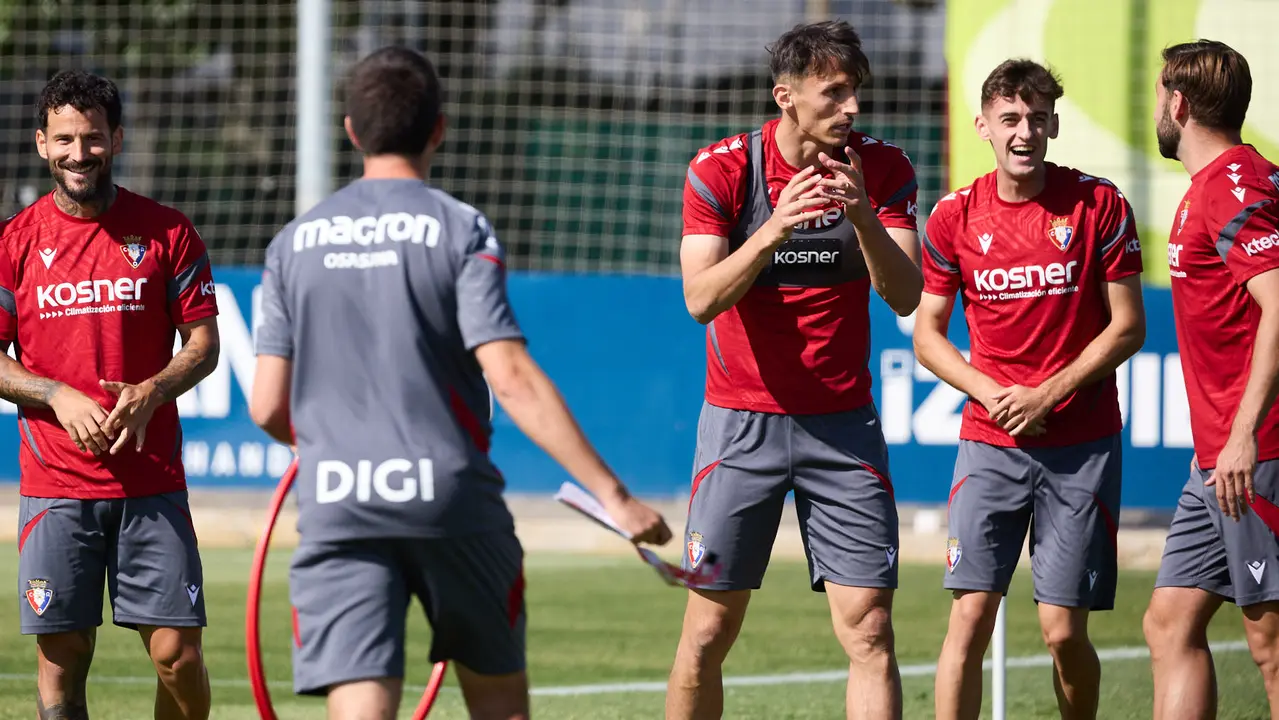 Entrenamiento de Osasuna en las instalaciones de Tajonar. IÑIGO ALZUGARAY