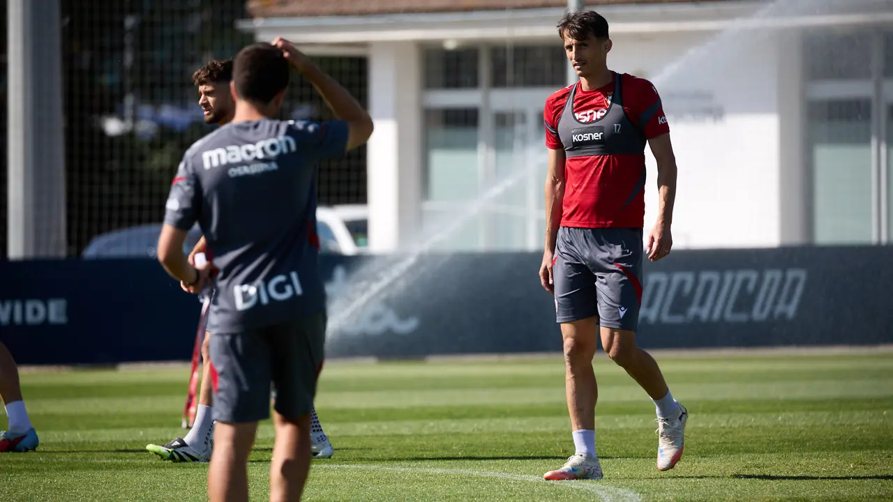 Entrenamiento de Osasuna en las instalaciones de Tajonar. IÑIGO ALZUGARAY