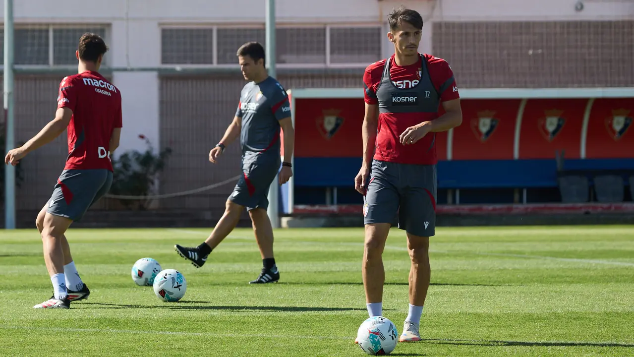 Entrenamiento de Osasuna en las instalaciones de Tajonar. IÑIGO ALZUGARAY