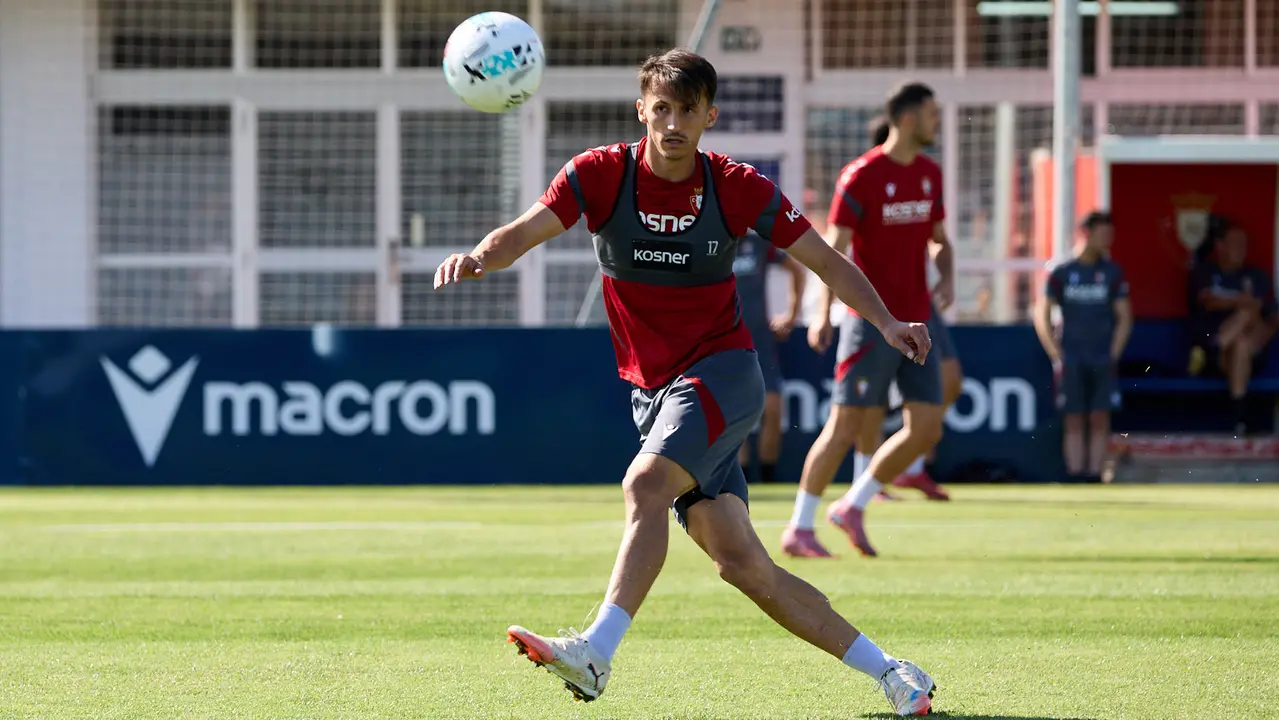 Entrenamiento de Osasuna en las instalaciones de Tajonar. IÑIGO ALZUGARAY