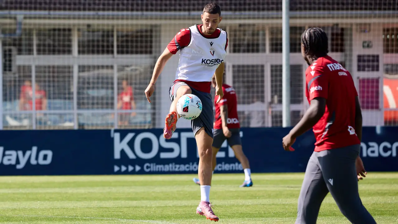 Entrenamiento de Osasuna en las instalaciones de Tajonar. IÑIGO ALZUGARAY