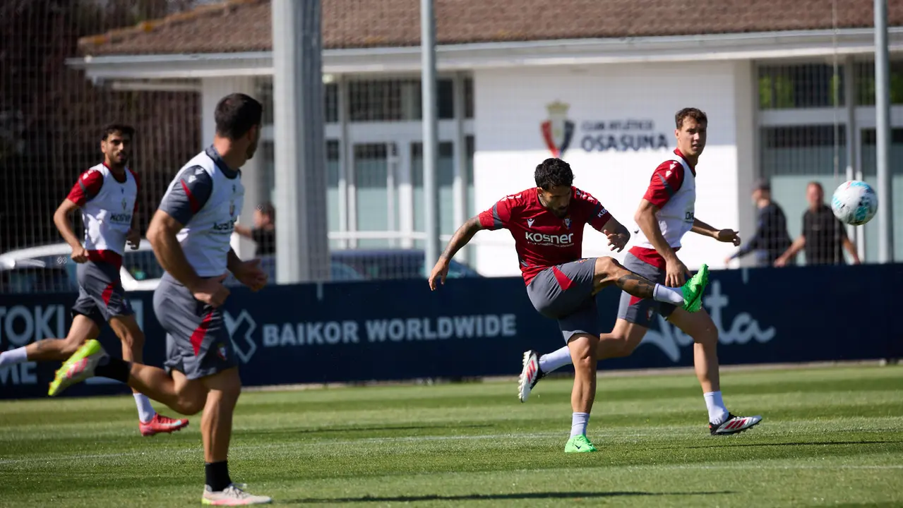 Entrenamiento de Osasuna en las instalaciones de Tajonar. IÑIGO ALZUGARAY