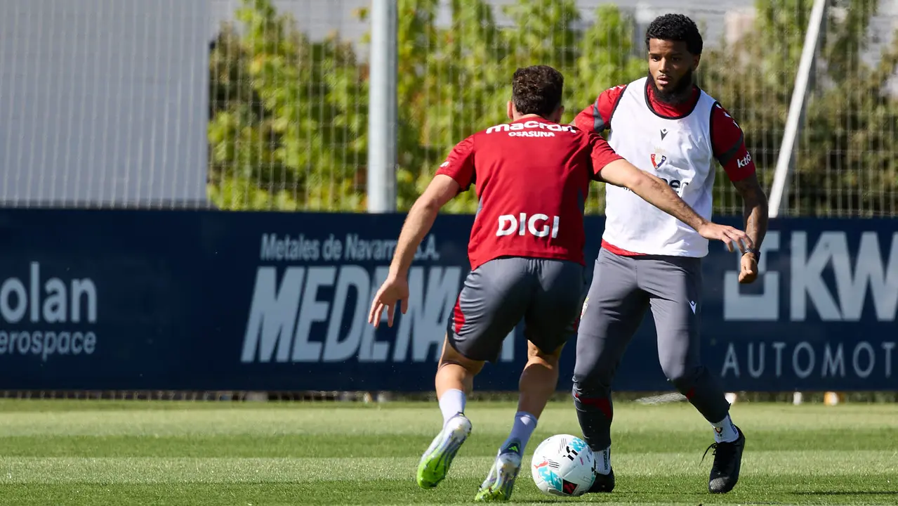 Entrenamiento de Osasuna en las instalaciones de Tajonar. IÑIGO ALZUGARAY