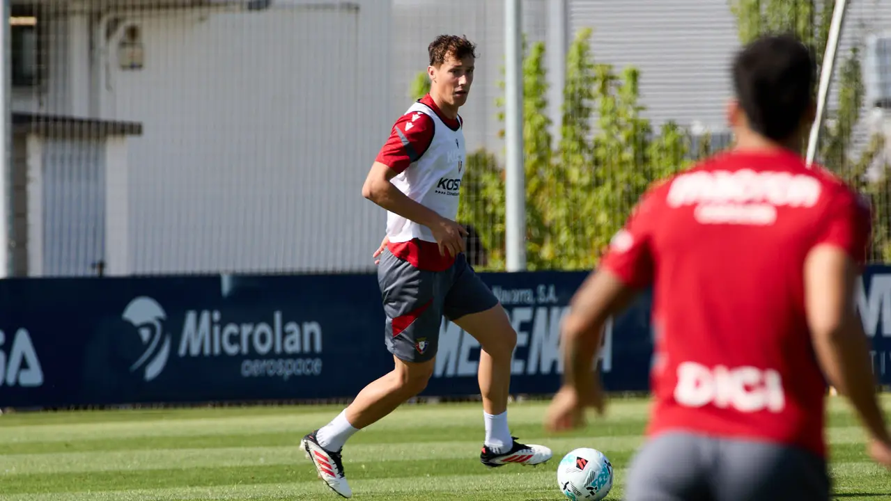 Entrenamiento de Osasuna en las instalaciones de Tajonar. IÑIGO ALZUGARAY