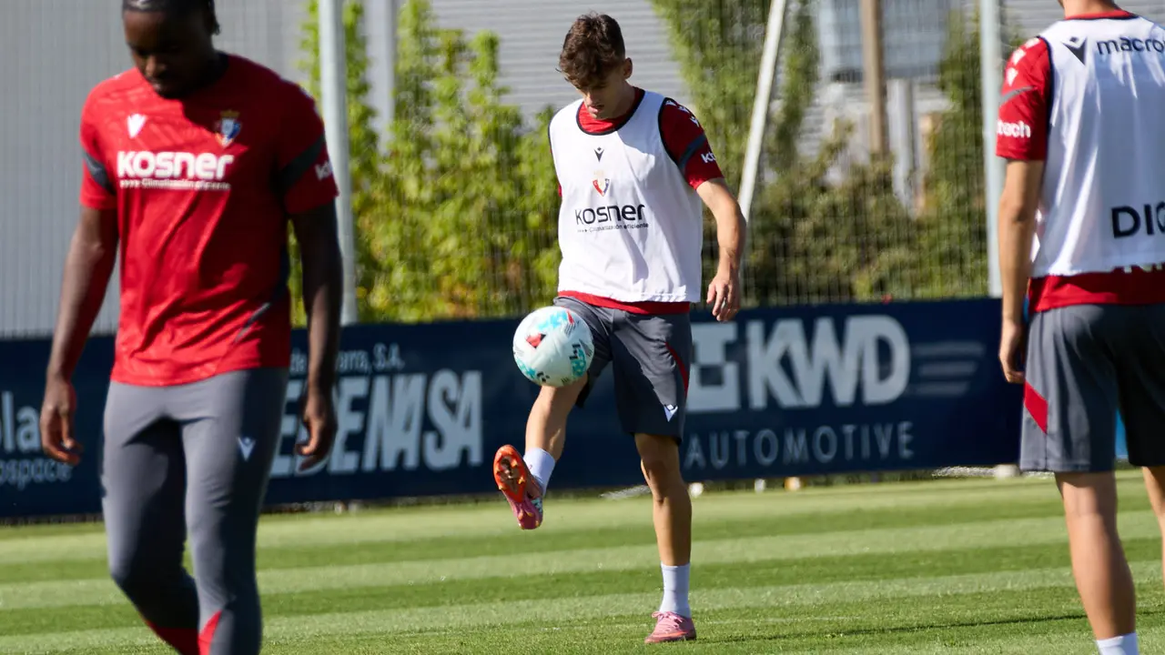 Entrenamiento de Osasuna en las instalaciones de Tajonar. IÑIGO ALZUGARAY