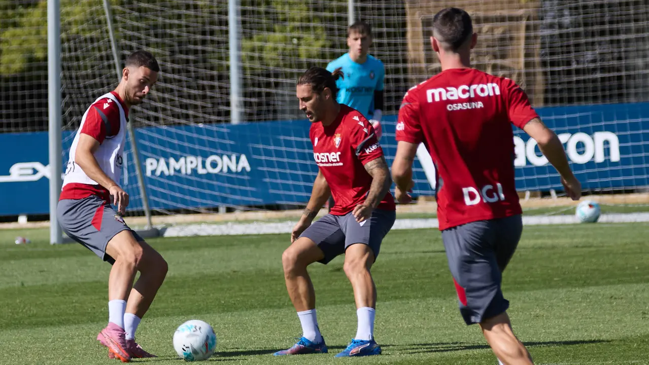 Entrenamiento de Osasuna en las instalaciones de Tajonar. IÑIGO ALZUGARAY