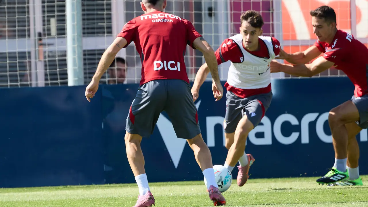 Entrenamiento de Osasuna en las instalaciones de Tajonar. IÑIGO ALZUGARAY