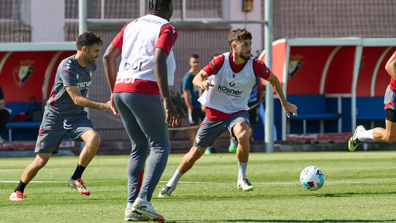 Entrenamiento de Osasuna en las instalaciones de Tajonar. IÑIGO ALZUGARAY