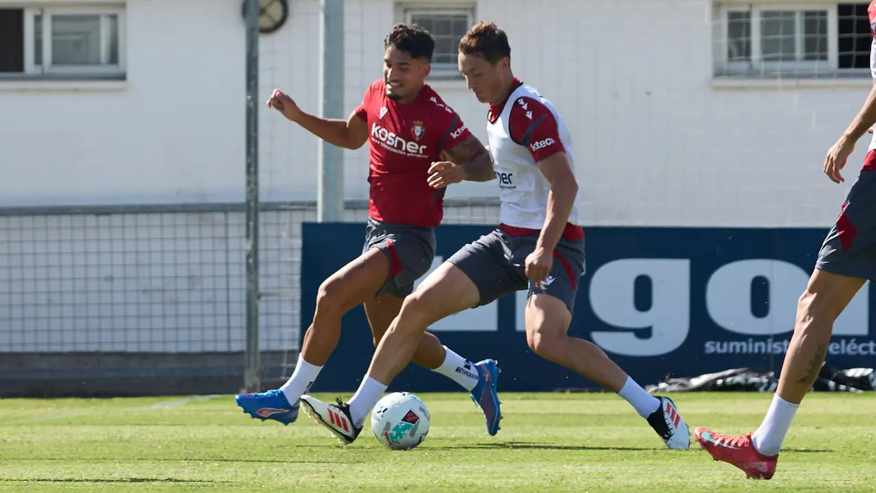 Entrenamiento de Osasuna en las instalaciones de Tajonar. IÑIGO ALZUGARAY