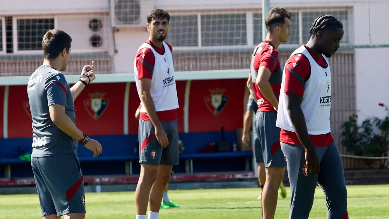 Entrenamiento de Osasuna en las instalaciones de Tajonar. IÑIGO ALZUGARAY