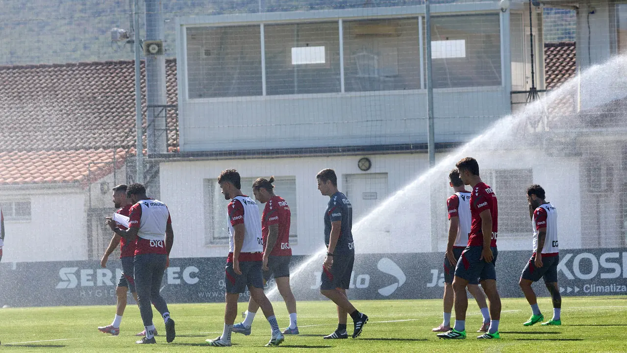 Entrenamiento de Osasuna en las instalaciones de Tajonar. IÑIGO ALZUGARAY