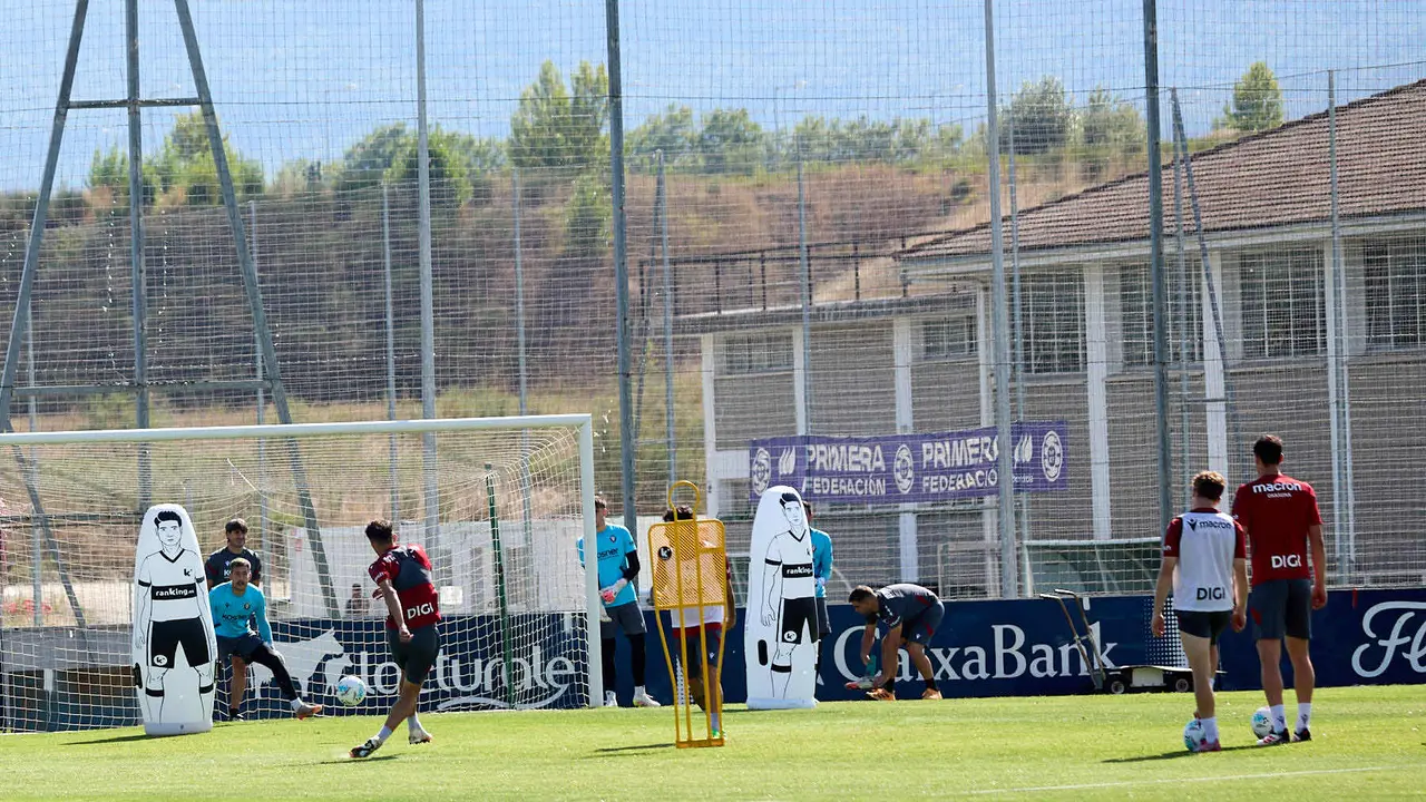 Entrenamiento de Osasuna en las instalaciones de Tajonar. IÑIGO ALZUGARAY