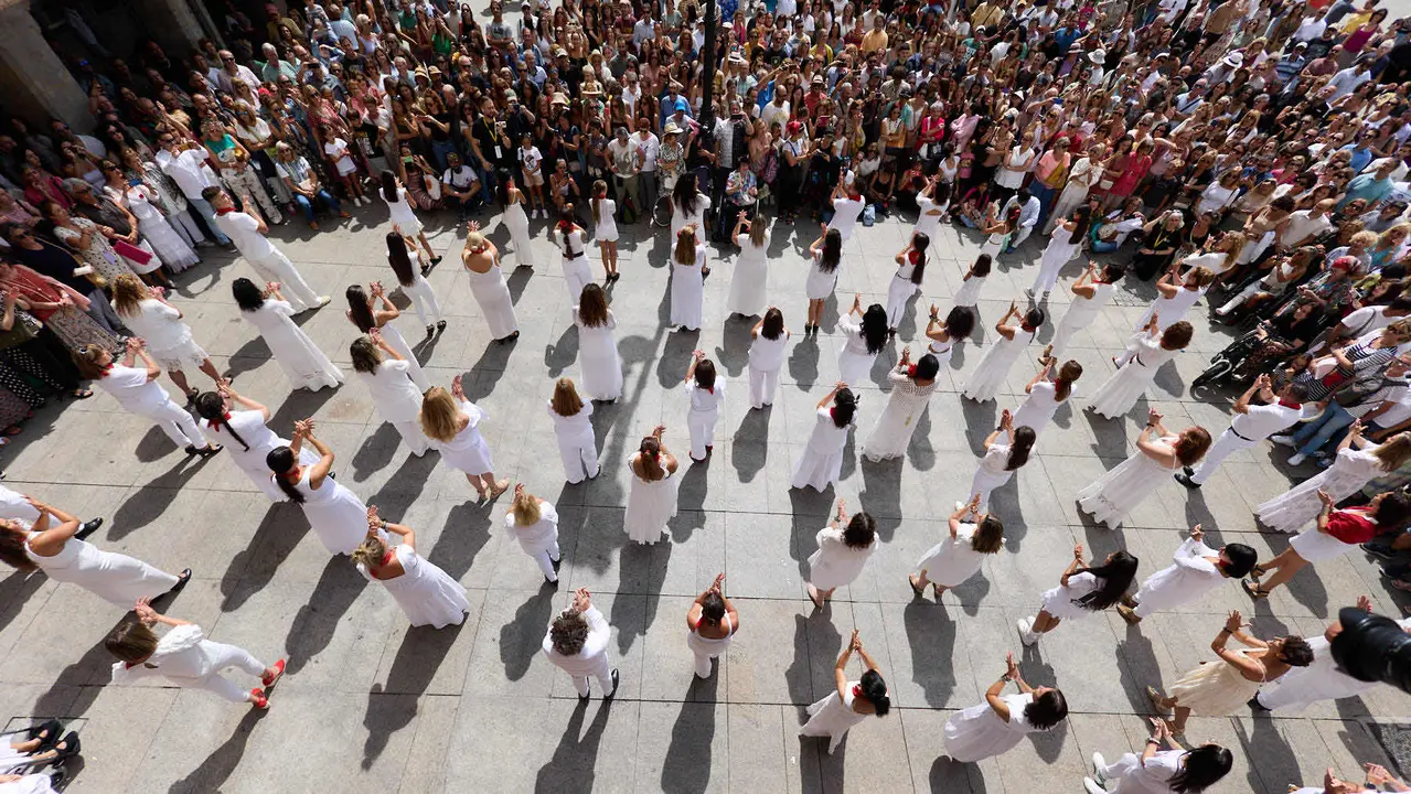 Flashmob en la Plaza del Castillo de Pamplona organizado por la Escuela de Baile Sandra Gallardo y el Centro de Arte Flamenco El Juncal durante de la XII edición del festival Flamenco On Fire. IÑIGO ALZUGARAY