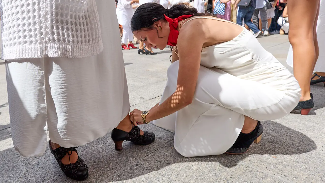 Flashmob en la Plaza del Castillo de Pamplona organizado por la Escuela de Baile Sandra Gallardo y el Centro de Arte Flamenco El Juncal durante de la XII edición del festival Flamenco On Fire. IÑIGO ALZUGARAY
