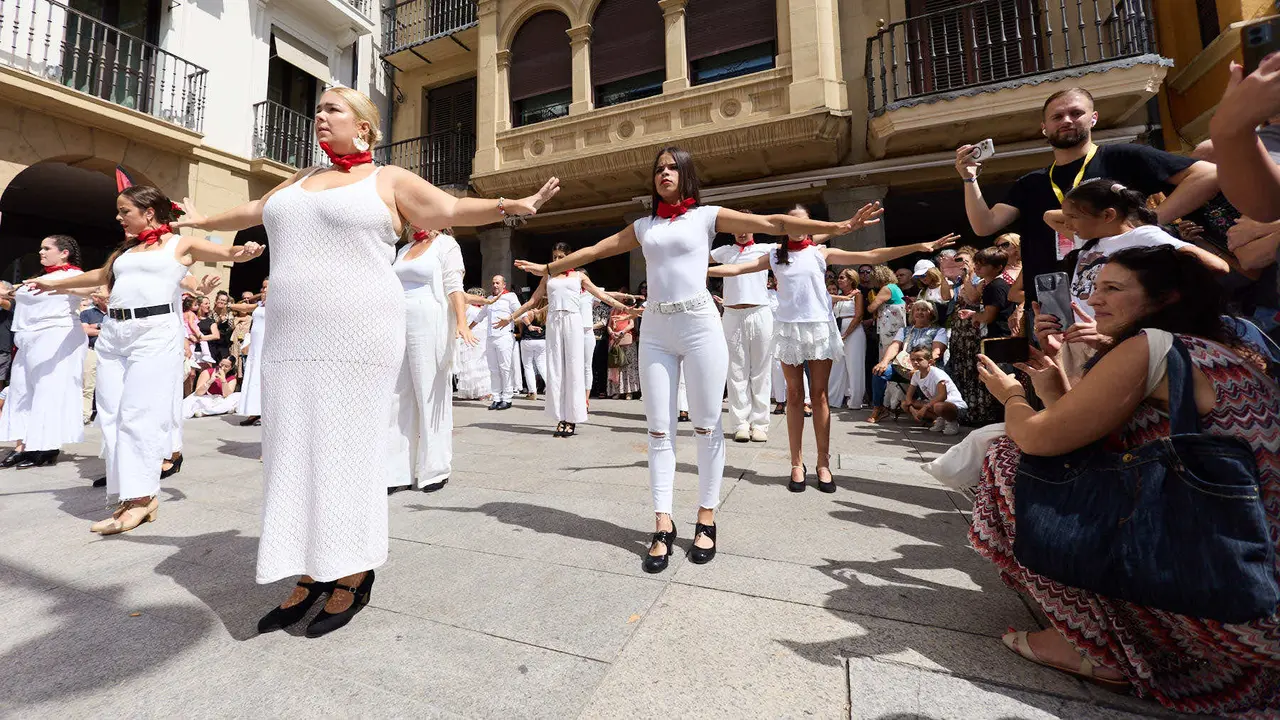 Flashmob en la Plaza del Castillo de Pamplona organizado por la Escuela de Baile Sandra Gallardo y el Centro de Arte Flamenco El Juncal durante de la XII edición del festival Flamenco On Fire. IÑIGO ALZUGARAY