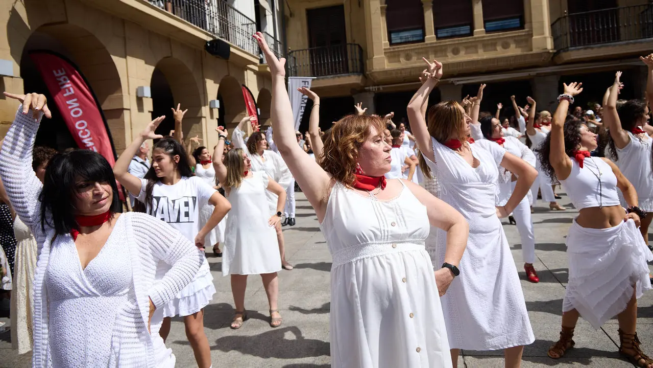 Flashmob en la Plaza del Castillo de Pamplona organizado por la Escuela de Baile Sandra Gallardo y el Centro de Arte Flamenco El Juncal durante de la XII edición del festival Flamenco On Fire. IÑIGO ALZUGARAY