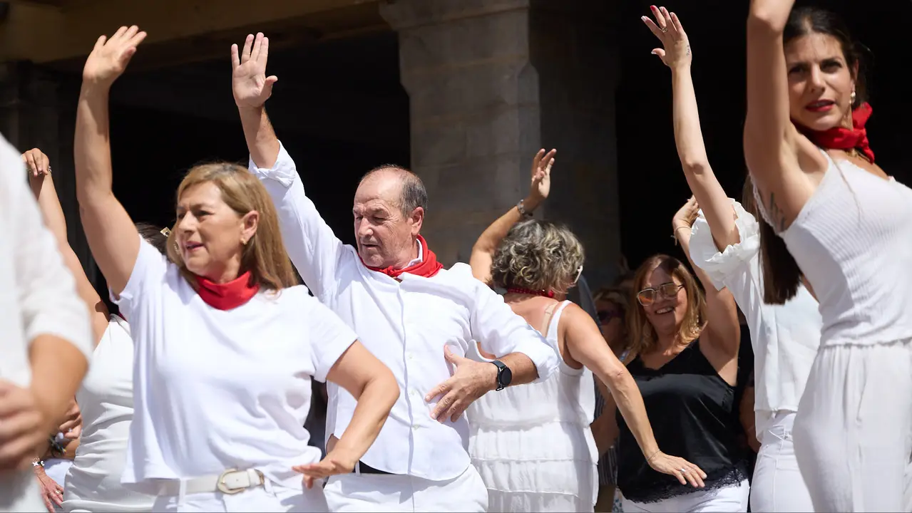 Flashmob en la Plaza del Castillo de Pamplona organizado por la Escuela de Baile Sandra Gallardo y el Centro de Arte Flamenco El Juncal durante de la XII edición del festival Flamenco On Fire. IÑIGO ALZUGARAY