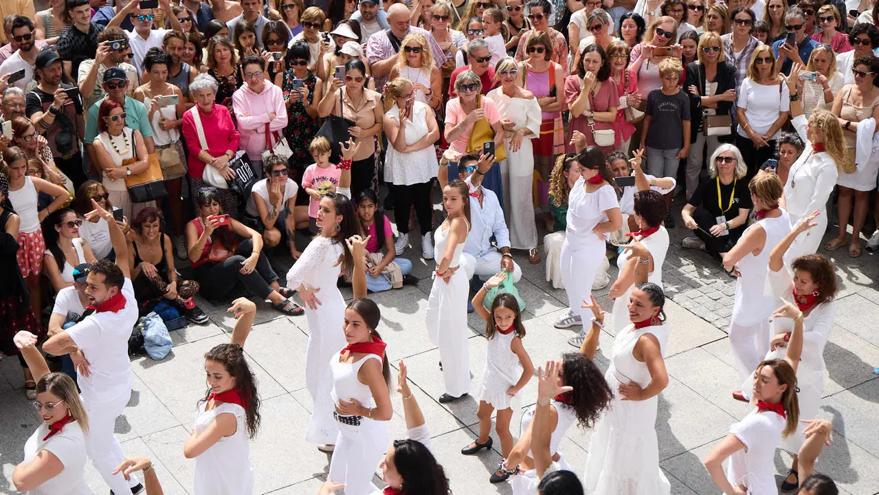 Flashmob en la Plaza del Castillo de Pamplona organizado por la Escuela de Baile Sandra Gallardo y el Centro de Arte Flamenco El Juncal durante de la XII edición del festival Flamenco On Fire. IÑIGO ALZUGARAY