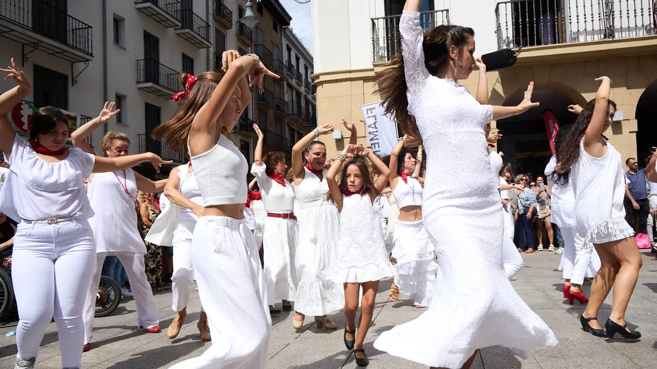 Flashmob en la Plaza del Castillo de Pamplona organizado por la Escuela de Baile Sandra Gallardo y el Centro de Arte Flamenco El Juncal durante de la XII edición del festival Flamenco On Fire. IÑIGO ALZUGARAY