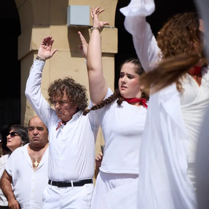 Flashmob en la Plaza del Castillo de Pamplona organizado por la Escuela de Baile Sandra Gallardo y el Centro de Arte Flamenco El Juncal durante de la XII edición del festival Flamenco On Fire. IÑIGO ALZUGARAY