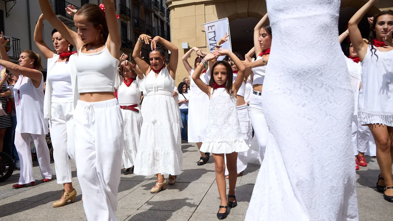 Flashmob en la Plaza del Castillo de Pamplona organizado por la Escuela de Baile Sandra Gallardo y el Centro de Arte Flamenco El Juncal durante de la XII edición del festival Flamenco On Fire. IÑIGO ALZUGARAY