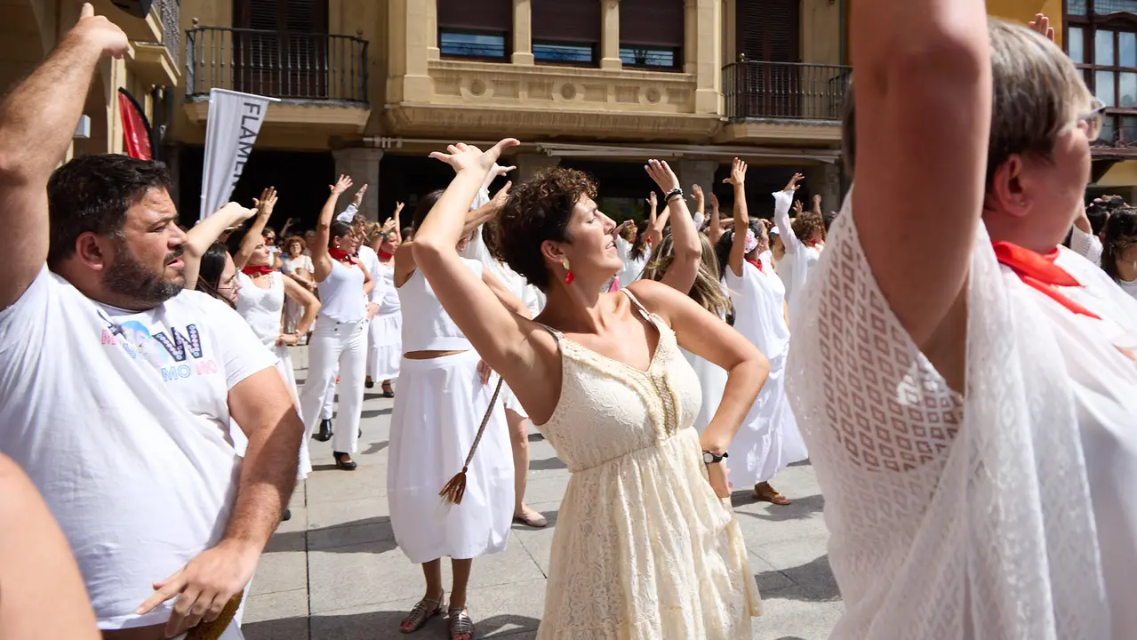 Flashmob en la Plaza del Castillo de Pamplona organizado por la Escuela de Baile Sandra Gallardo y el Centro de Arte Flamenco El Juncal durante de la XII edición del festival Flamenco On Fire. IÑIGO ALZUGARAY