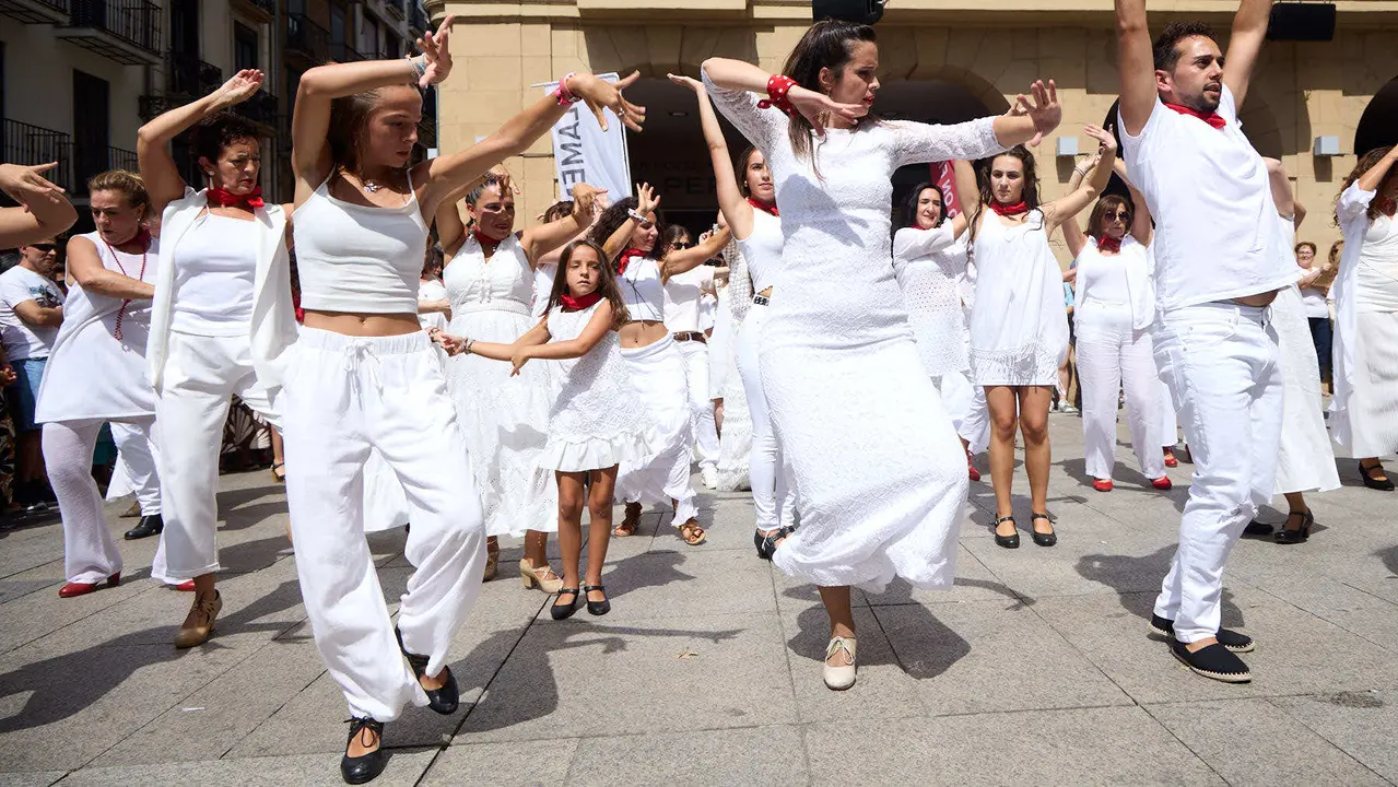 Flashmob en la Plaza del Castillo de Pamplona organizado por la Escuela de Baile Sandra Gallardo y el Centro de Arte Flamenco El Juncal durante de la XII edición del festival Flamenco On Fire. IÑIGO ALZUGARAY