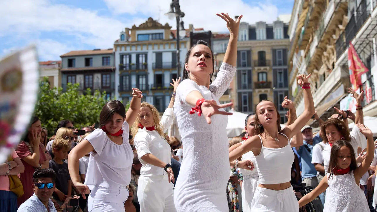 Flashmob en la Plaza del Castillo de Pamplona organizado por la Escuela de Baile Sandra Gallardo y el Centro de Arte Flamenco El Juncal durante de la XII edición del festival Flamenco On Fire. IÑIGO ALZUGARAY