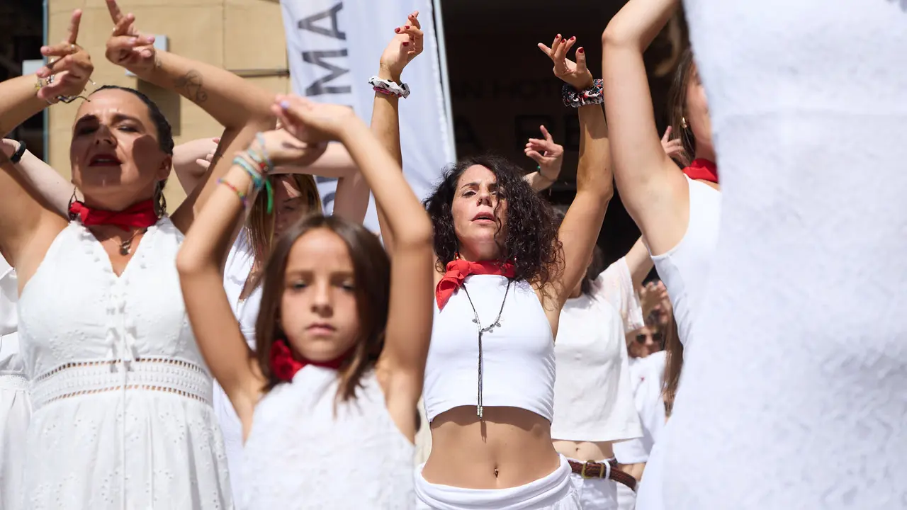 Flashmob en la Plaza del Castillo de Pamplona organizado por la Escuela de Baile Sandra Gallardo y el Centro de Arte Flamenco El Juncal durante de la XII edición del festival Flamenco On Fire. IÑIGO ALZUGARAY