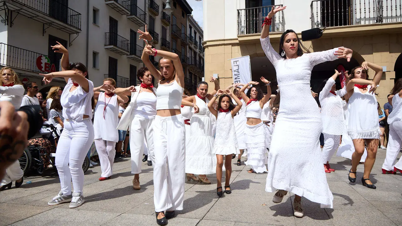 Flashmob en la Plaza del Castillo de Pamplona organizado por la Escuela de Baile Sandra Gallardo y el Centro de Arte Flamenco El Juncal durante de la XII edición del festival Flamenco On Fire. IÑIGO ALZUGARAY