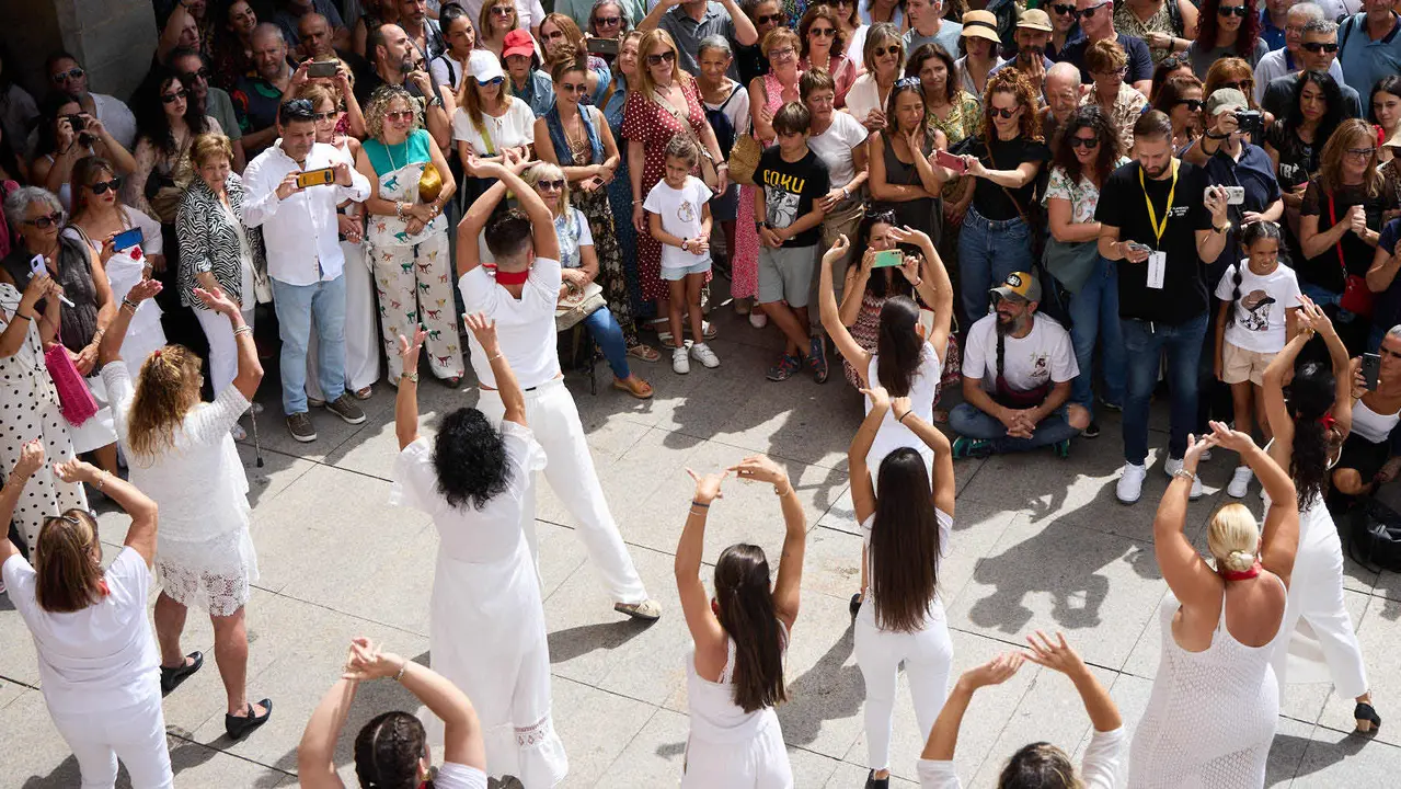 Flashmob en la Plaza del Castillo de Pamplona organizado por la Escuela de Baile Sandra Gallardo y el Centro de Arte Flamenco El Juncal durante de la XII edición del festival Flamenco On Fire. IÑIGO ALZUGARAY
