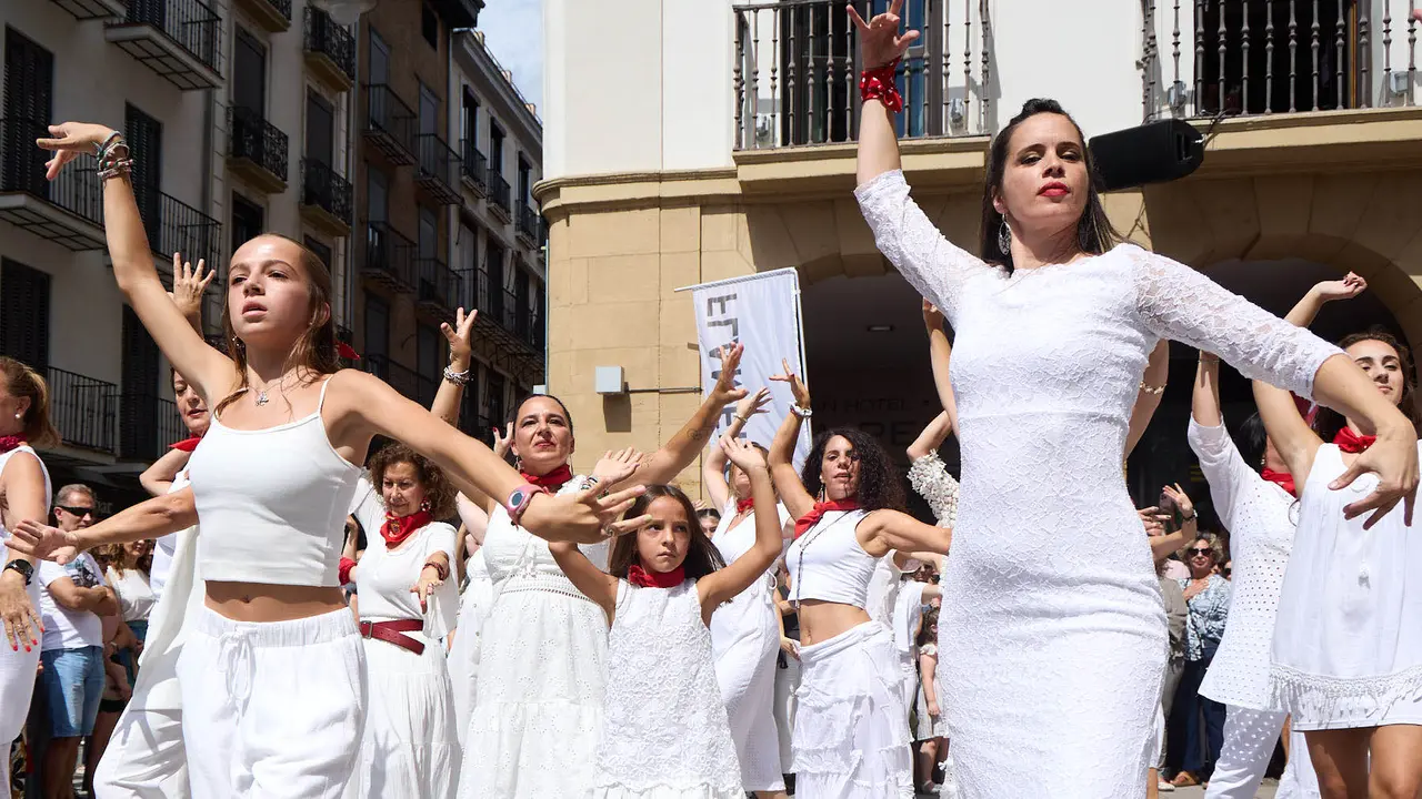 Flashmob en la Plaza del Castillo de Pamplona organizado por la Escuela de Baile Sandra Gallardo y el Centro de Arte Flamenco El Juncal durante de la XII edición del festival Flamenco On Fire. IÑIGO ALZUGARAY